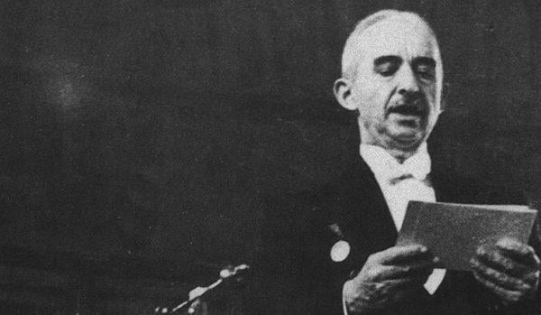 İsmet İnönü hitap ederken kekeliyordu
