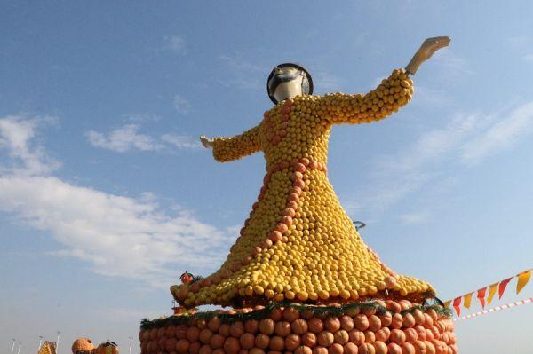 Mersin'de dev narenciye figürler