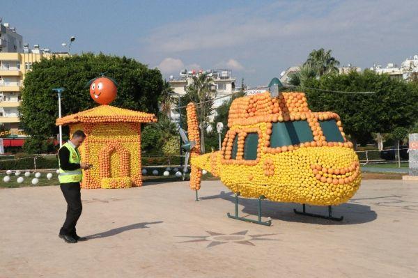 Mersin'de dev narenciye figürler