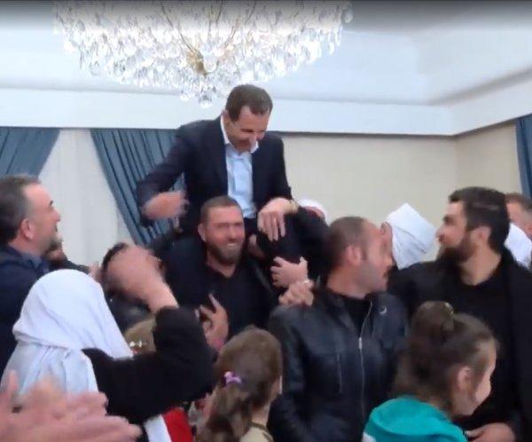 Suriyeliler Esad’ı omuzlarında taşıdı