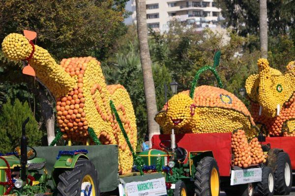 Mersin'de dev narenciye figürler