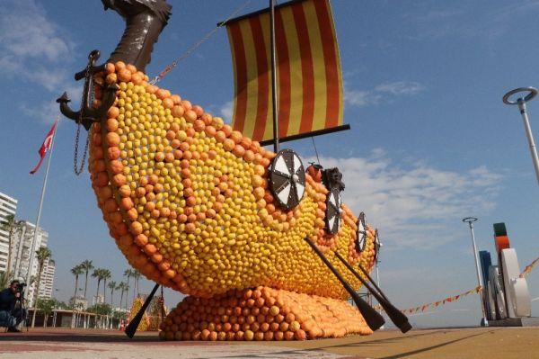 Mersin'de dev narenciye figürler