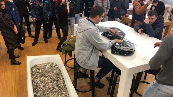 Bir küvet dolusu parayla alışverişe gitti