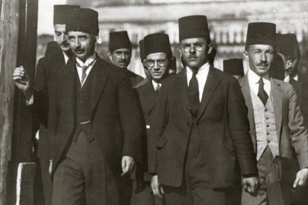 İsmet İnönü hitap ederken kekeliyordu