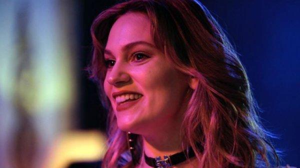 Oyunculuktan şarkıcılığa transfer oldu