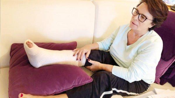 Hülya Koçyiğit'in ayağı kırıldı