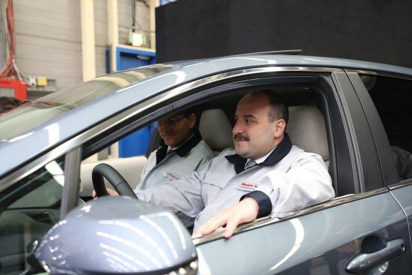 Mustafa Varank otomobil fabrikasını gezdi