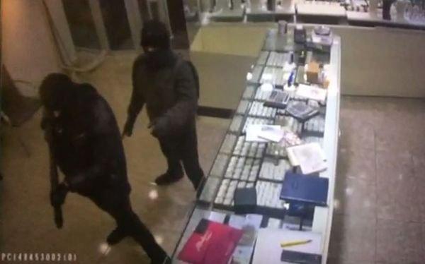 Kuyumcu pompalı tüfekli soyguncuların üzerine atladı