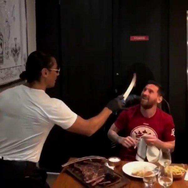 Nusret restoranında Messi ve Pogba'yı ağırladı