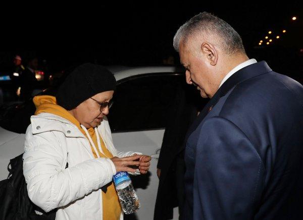 TBMM Başkanı Yıldırım yoldaki kazazedelerle ilgilendi