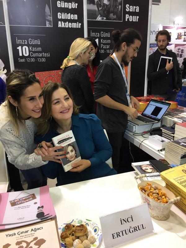 Ünlü yazarlar TÜYAP'ta kitaplarını imzaladı