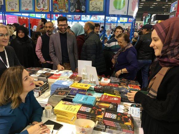 Ünlü yazarlar TÜYAP'ta kitaplarını imzaladı