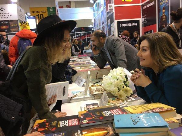 Ünlü yazarlar TÜYAP'ta kitaplarını imzaladı