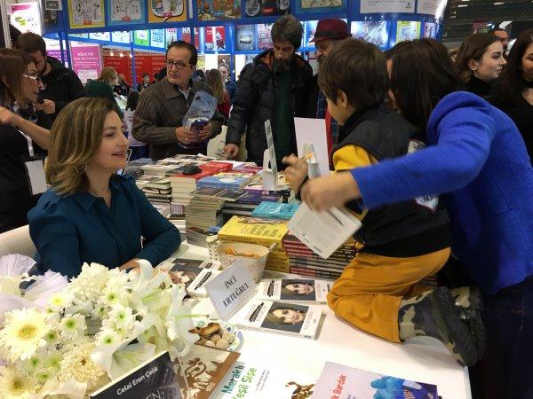 Ünlü yazarlar TÜYAP'ta kitaplarını imzaladı