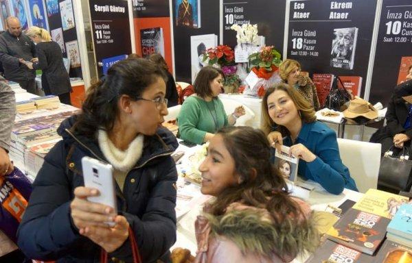 Ünlü yazarlar TÜYAP'ta kitaplarını imzaladı