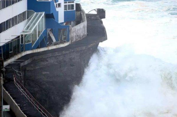 Kanarya Adaları'nda bir bina dev dalgalara teslim oldu