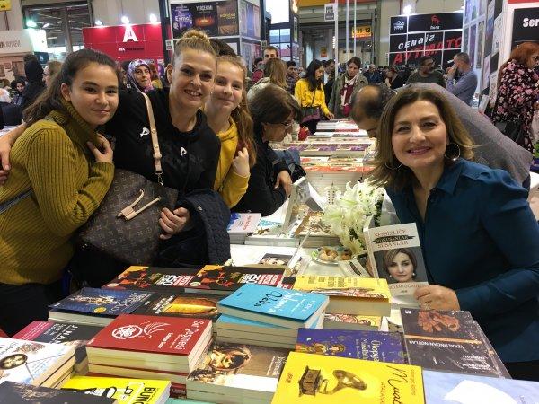 Ünlü yazarlar TÜYAP'ta kitaplarını imzaladı