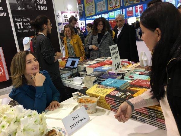 Ünlü yazarlar TÜYAP'ta kitaplarını imzaladı