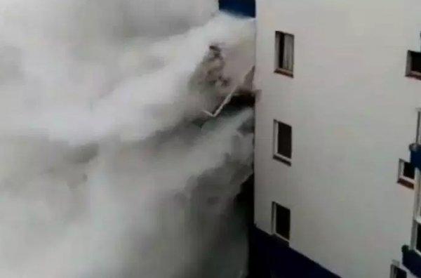 Kanarya Adaları'nda bir bina dev dalgalara teslim oldu