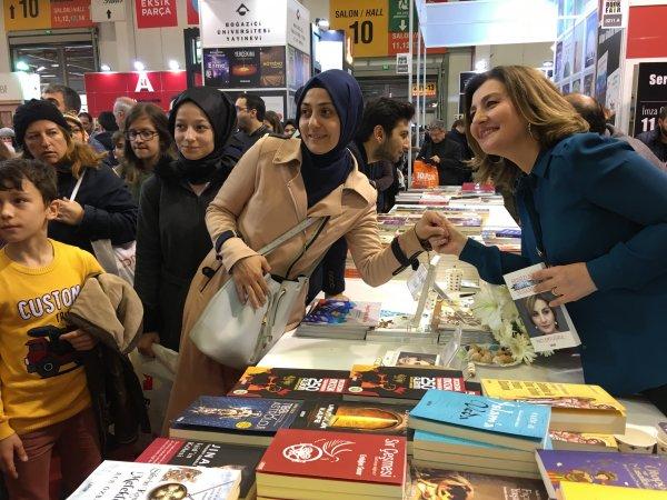 Ünlü yazarlar TÜYAP'ta kitaplarını imzaladı