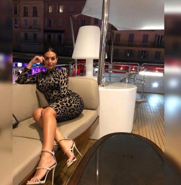 Cristiano Ronaldo'dan aşk paylaşımları