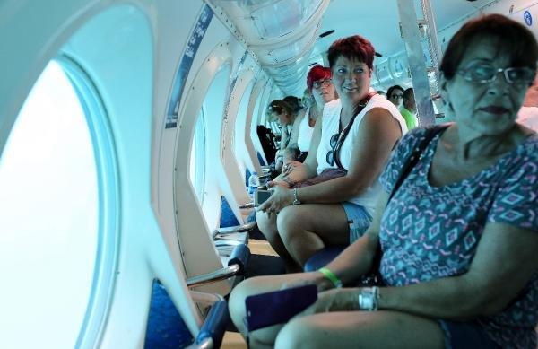 Turistik denizaltı 'Nemo' bakıma alındı