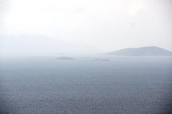 Yunan askeri Kardak kayalıklarına yaklaşamıyor