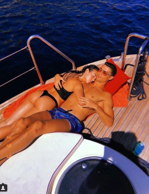 Cristiano Ronaldo'dan aşk paylaşımları