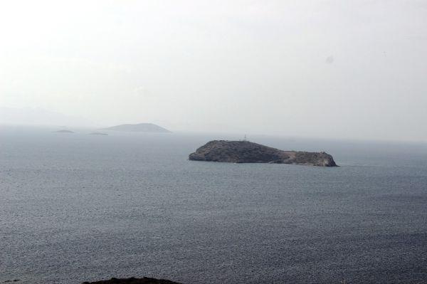 Yunan askeri Kardak kayalıklarına yaklaşamıyor