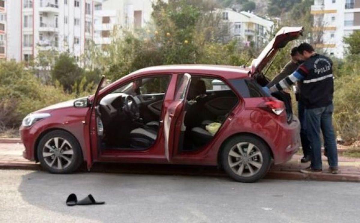 Uyuşturucuyla yakalanınca terliklerini çıkarıp kaçtı