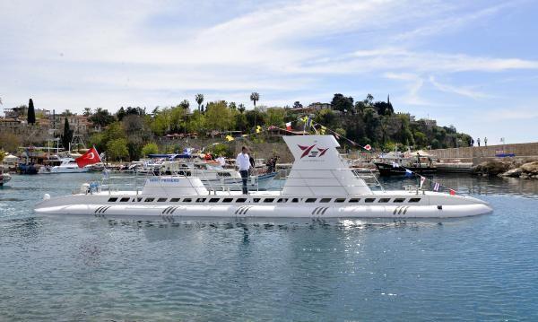 Turistik denizaltı 'Nemo' bakıma alındı