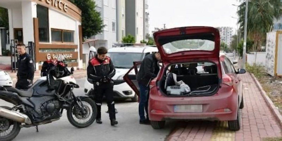 Uyuşturucuyla yakalanınca terliklerini çıkarıp kaçtı