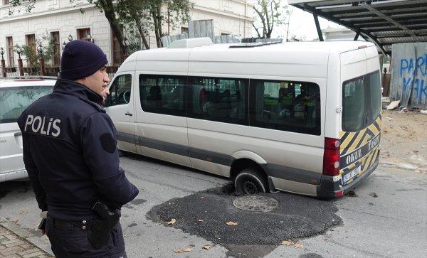 Bakırköy'de yol çöktü