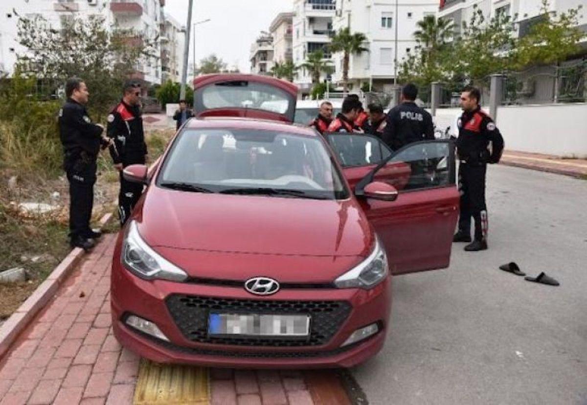 Uyuşturucuyla yakalanınca terliklerini çıkarıp kaçtı