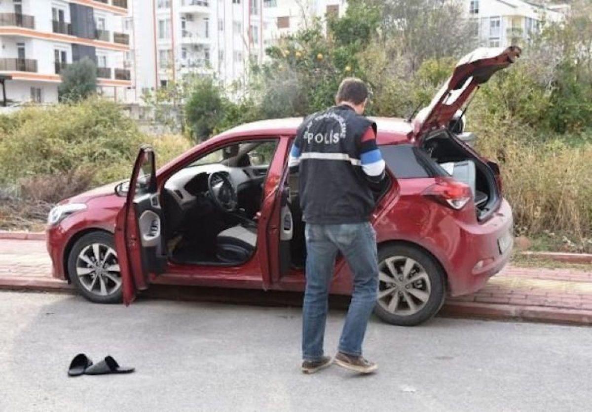 Uyuşturucuyla yakalanınca terliklerini çıkarıp kaçtı