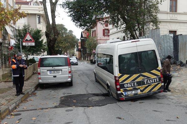 Bakırköy'de yol çöktü