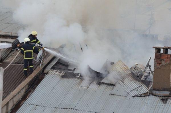 Öğrencilerin çatıya bıraktığı kül yangın çıkardı