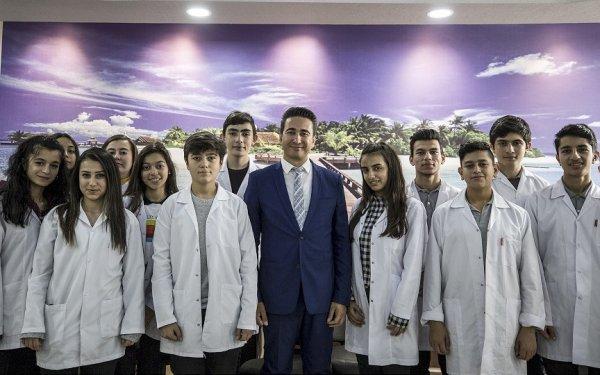 Kız öğrencileri teknolojiyle buluşturan öğretmene ödül