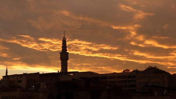 İstanbul'da gökkuşağı eşliğinde gün batımı