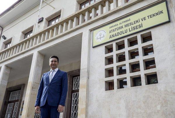 Kız öğrencileri teknolojiyle buluşturan öğretmene ödül