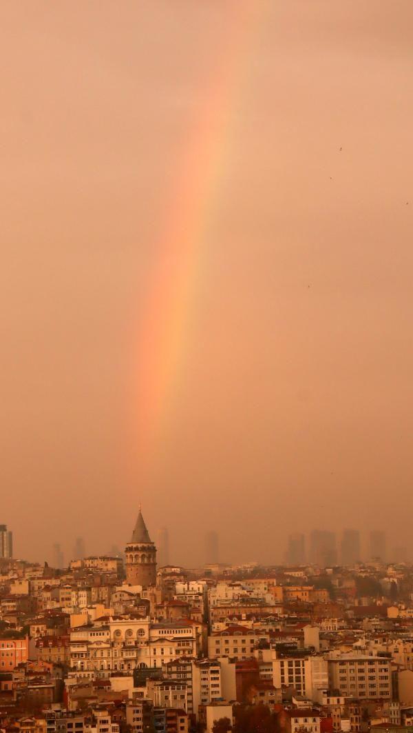 İstanbul'da gökkuşağı eşliğinde gün batımı