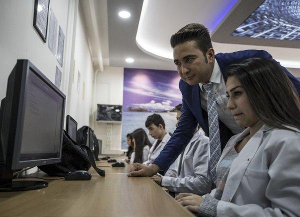 Kız öğrencileri teknolojiyle buluşturan öğretmene ödül