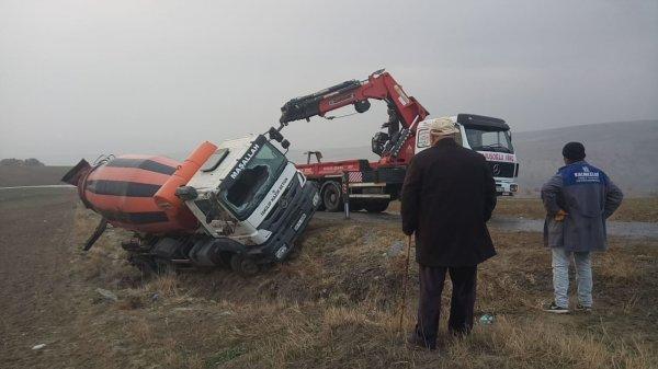 Yaralı sürücüyü kazmayla kurtardılar