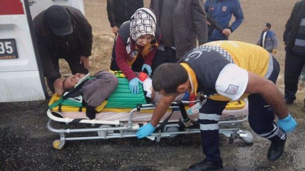 Yaralı sürücüyü kazmayla kurtardılar