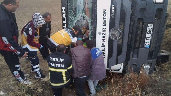 Yaralı sürücüyü kazmayla kurtardılar