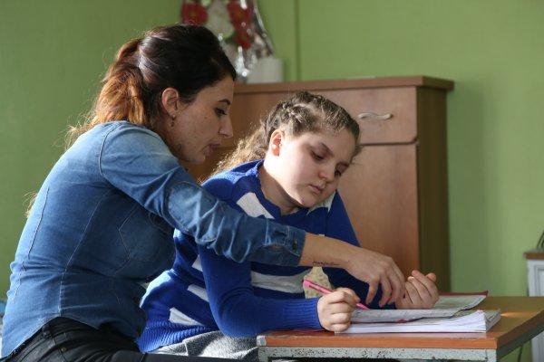 Arzu öğretmen hasta öğrencisini yalnız bırakmadı