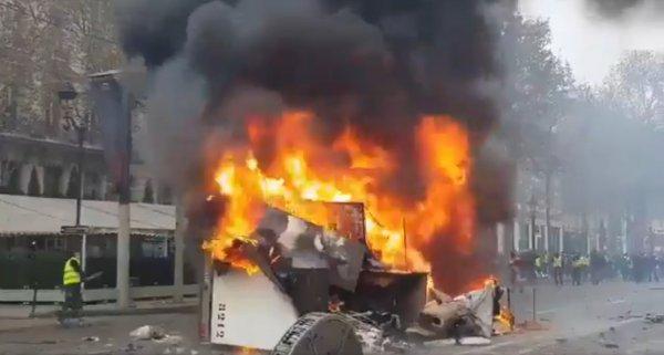 Paris sokaklarında akaryakıt protestosu