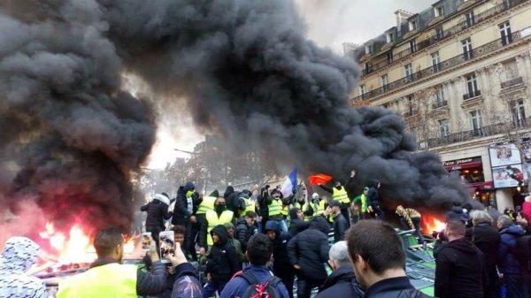 Paris'te savaş; AVM'ler yağmalanıyor, olaylar büyüdü