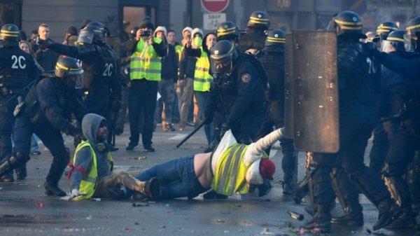 Paris'te savaş; AVM'ler yağmalanıyor, olaylar büyüdü