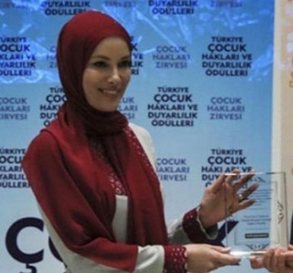 Gamze Özçelik tesettüre girdi